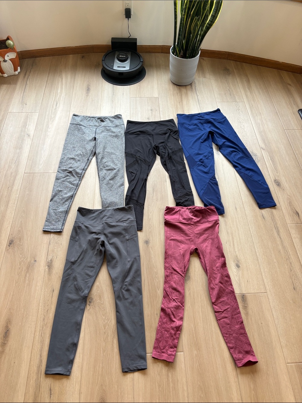 🩵5 pairs of size medium leggings🩵